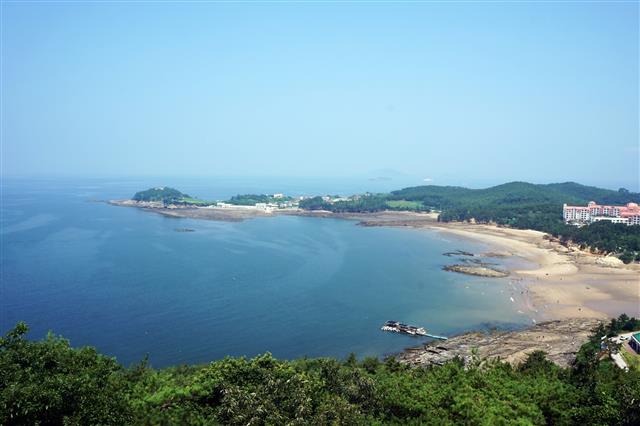 변산반도에서도 서해로 깊숙이 뻗은 죽막동. 격포 닭이봉 전망대에서 바라본 모습이다. 바로 아래 보이는 해변은 격포해수욕장.