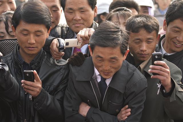 ‘조선자본주의공화국’의 저자들은 최근 5년 새 북한에서 일어난 급격한 변화로 휴대전화의 급부상을 꼽는다. 북한 주민 2500만명 가운데 10%인 250만명이 휴대전화를 쓰는 것으로 전해진다.  비아북 제공