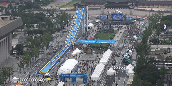 19일 오전 서울 광화문광장에 설치된 ‘평창 동계올림픽 성공 기원, 도심 속 봅슬레이’ 행사를 위해 초대형 워터 슬라이드가 설치되어 있다. 