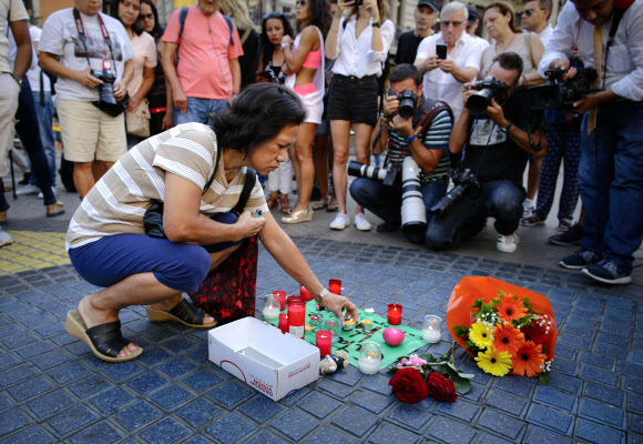 더는 테러가 없기를…희생자 추모하는 여성