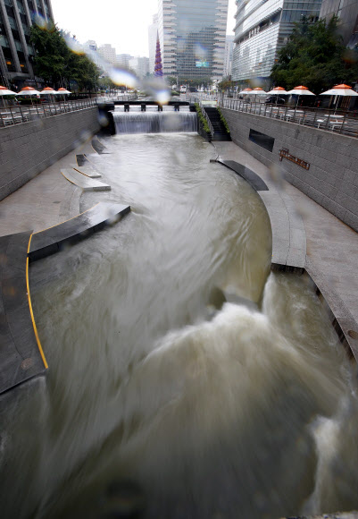 빗물에 잠기는 청계천 산책로