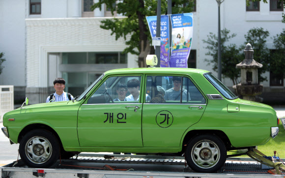 20일 낮 광주 동구 금남로 옛 전남도청 앞 5·18민주광장에 영화 ’택시운전사’에 등장했던 택시가 전시돼 있다. 독일 기자 위르겐 힌츠페터의 5?18 취재기를 각색한 영화 ’택시운전사’는 개봉 19일째인 이날 1천만 관객을 돌파했다. 연합뉴스