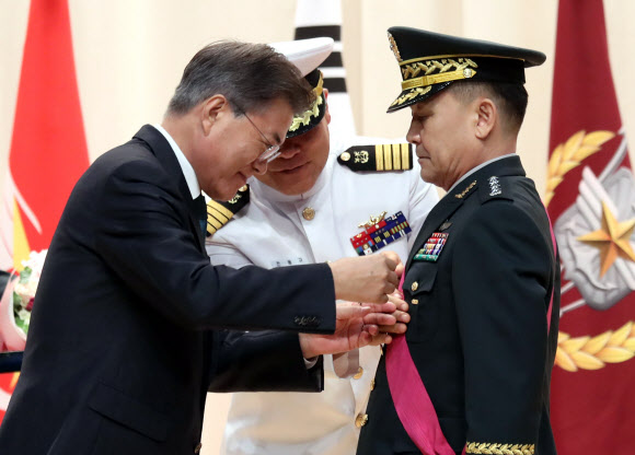 문 대통령, 이순진 이임 합참의장에게 보군훈장 통일장 수여