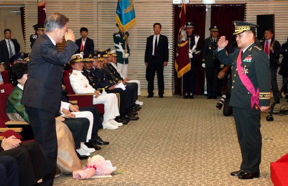 떠나는 이순진 합참의장 경례 받는 문 대통령