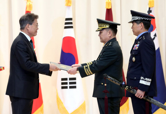 문 대통령, 이순진 이임 합참의장에게 전역장 수여