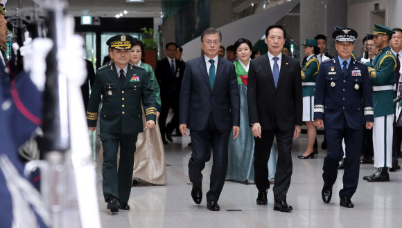 문 대통령, 이ㆍ취임 합참의장과 함께