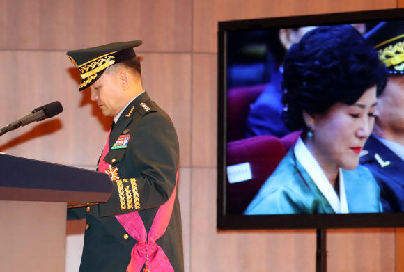 목이 메인 이순진 합참의장