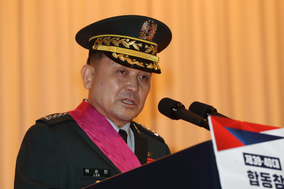 이순진 전 합참의장이 20일 국방부에서 열린 합?의장 이취임식에서 퇴임사를 하는 도중 눈시울이 불거지고 있다.2017.08.20 / 청와대사진기자단