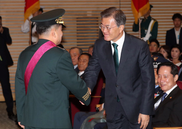 문재인 대통령이 20일  서울 국방부에서 열린 합참의장 이취임식에서 퇴임사를 마친 이순진  전  합참의장과 악수하고 있다.2017.08.20 / 청와대사진기자단