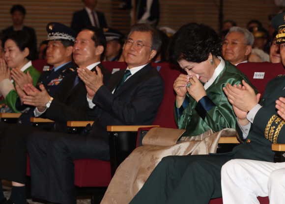 이순진 전 합참의장 부인 000여사가 20일 국방부에서 열린 합참의장 이취임식에서 이 전 의장이 퇴임사를 하는 동안 울먹이고 있다.2017.08.20 / 청와대사진기자단