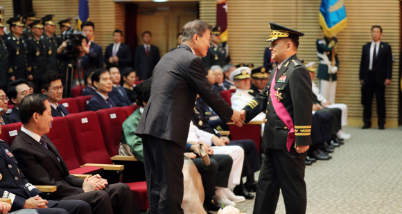 문재인 대통령이 20일 오후 국방부에서 열린 합참의장 이취임식에서 이임하는 이순진 합참의장과 악수를 하고 있다. 2017.8.20. 청와대사진기자단