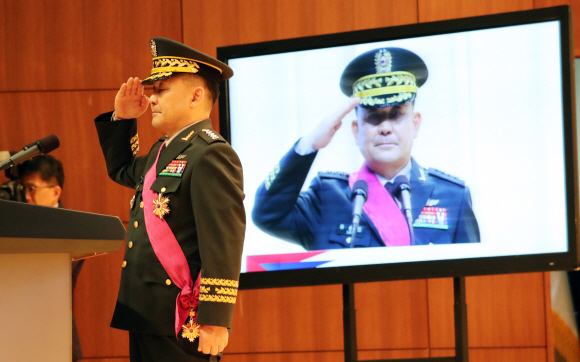 20일 오후 국방부에서 열린 합참의장 이취임식에서 이임사를 한 이순진 합참의장이 경례를 하고 있다. 2017.8.20. 청와대사진기자단