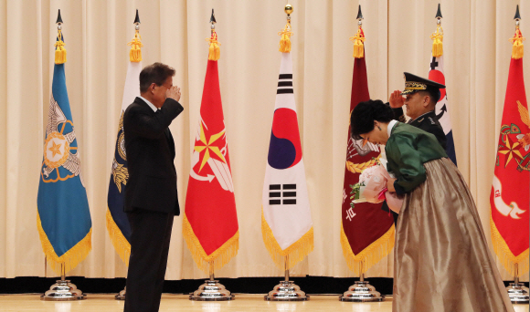 문재인 대통령이 20일 오후 국방부에서 열린 합참의장 이취임식에서 이임하는 이순진 합참의장 부부와 인사를 하고 있다. 2017.8.20. 청와대사진기자단/ 청와대사진기자단