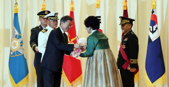 문재인 대통령이 20일 오후 국방부에서 열린 합참의장 이취임식에서 이임하는 이순진 합참의장 부부와 인사를 하고 있다. 2017.8.20. 청와대사진기자단