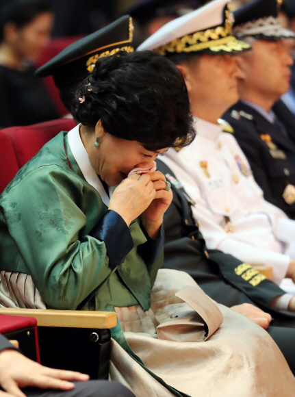이순진 이임 합참의장의 부인 박경자씨가 20일 오후 국방부에서 열린 합참의장 이ㆍ취임식 행사에서 남편의 이임사를 듣던던 중 눈물을 훔치고 있다.  2017.8.20.청와대사진기자단