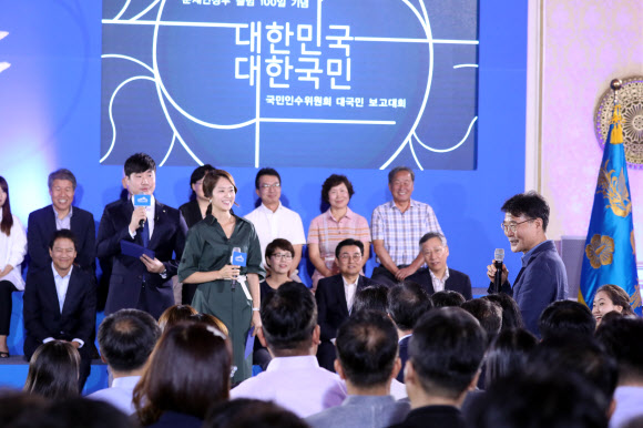 ’대국민 보고대회’ 답변하는 장하성 정책실장