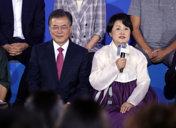 김정숙 여사 ’국민 질문에 답변’