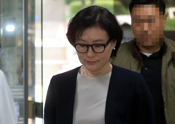 법정향하는 서미경