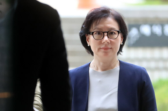 법정향하는 서미경