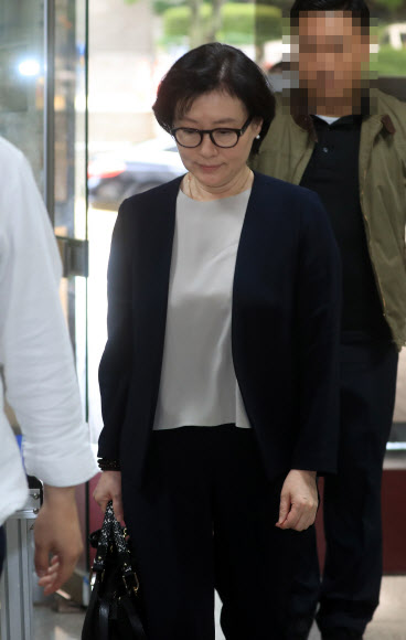 법정향하는 서미경