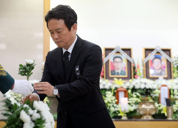 헌화하는 남경필 경기도지사