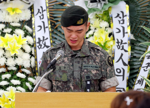 눈물 흘리는 K-9 자주포 순직장병 동료