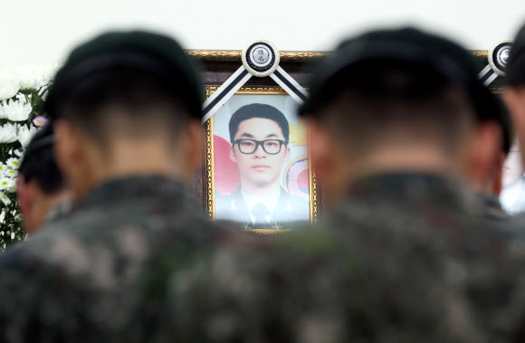 영정 앞에 고개숙인 장병들