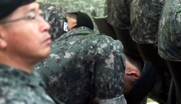 동료의 순직 앞에 고개 숙여 흐느끼는 장병들