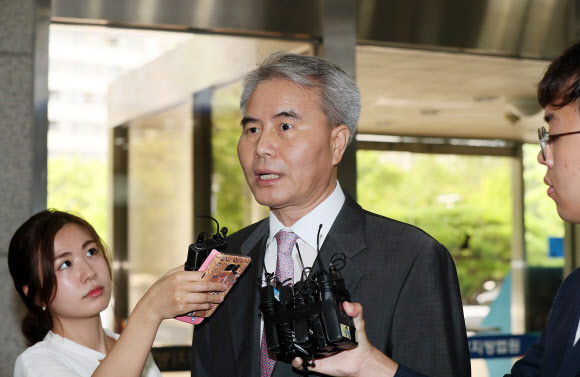 질문 답하는 김인원 변호사