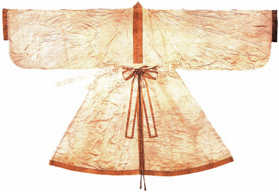 익정(1699~1782)의 심의. 띠에도 허리 부분은 제외하고 검은색 선이 둘러져 있으며 매듭 아래로 늘어뜨린 부분에도 검은색 선이 둘러져 있다.