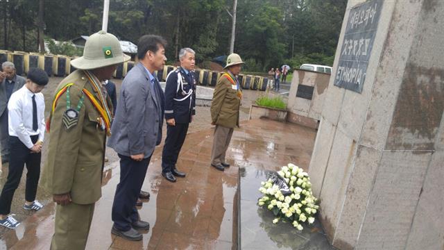 화천군 공무원들과 참전용사 등이 한국전쟁 참전용사 위령탑을 찾아 헌화, 묵념하고 있다.