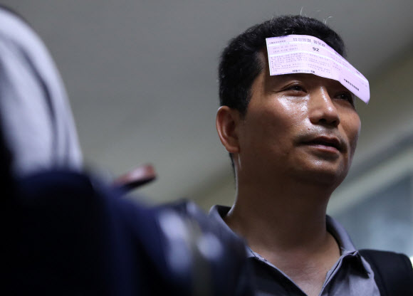 이마에 ’착’붙은 응모권