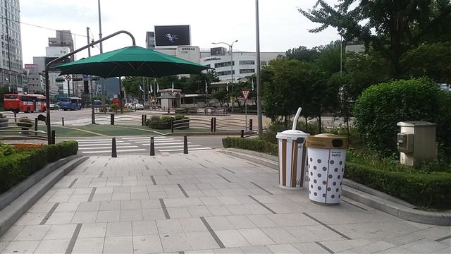 일회용 커피컵을 분리 수거하는 커피컵 쓰레기통.<br>서초구 제공