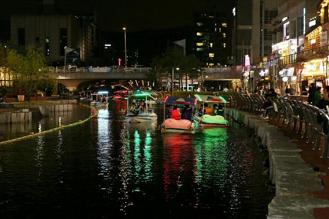 청라 중심부를 관통하는 커넬웨이는 길이 4.5㎞, 폭 5~10m의 수로로 물의 도시로 불리는 이탈리아 베네치아를 연상시킨다.<br>인천시 제공