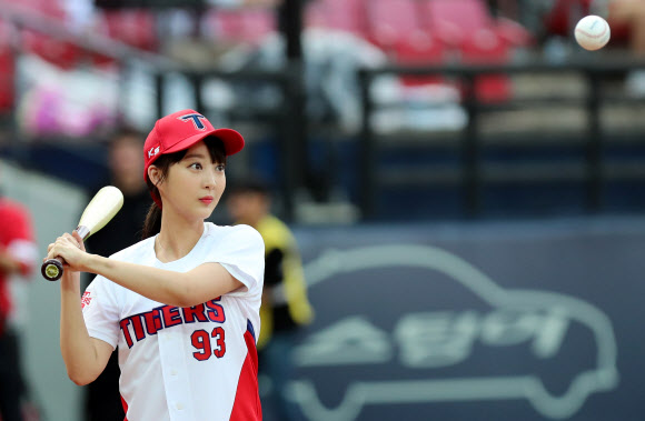 22일 오후 광주-KIA 챔피언스필드에서 열린 프로야구 롯데 자이언츠와 KIA 타이거즈 경기에서 걸그룹 EXID 혜린이 시타하고 있다.  연합뉴스