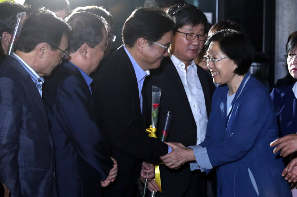 출소하는 한명숙 전 총리