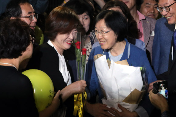 꽃다발 받은 한명숙 전 총리