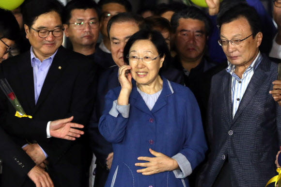 출소하는 한명숙 전 총리