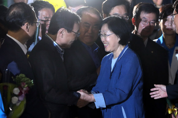 출소하는 한명숙 전 총리