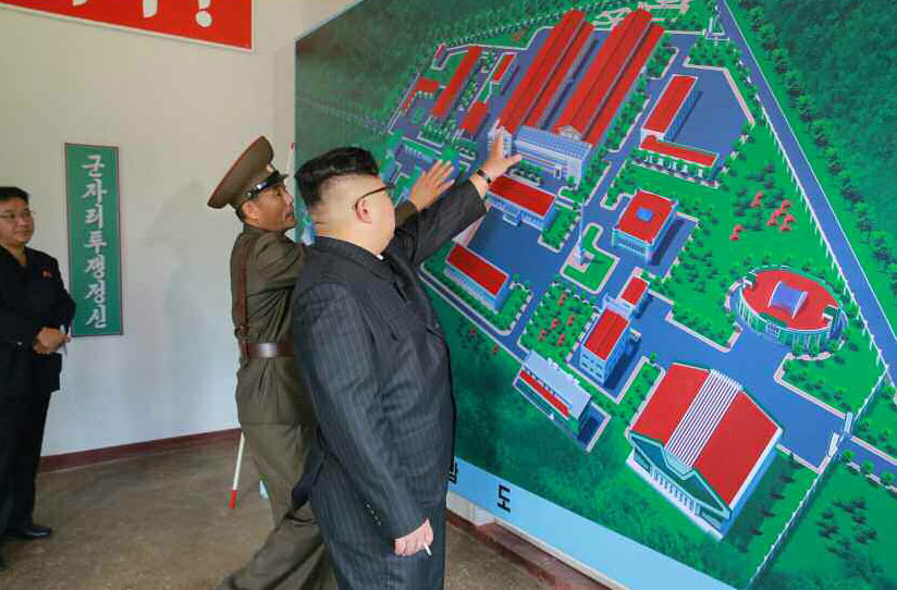 김정은 노동당 위원장이 대륙간탄도미사일(ICBM)급 미사일 소재를 개발·생산하는 국방과학원 화학재료연구소를 시찰했다고 노동당 기관지 노동신문이 23일 보도했다. 연합뉴스