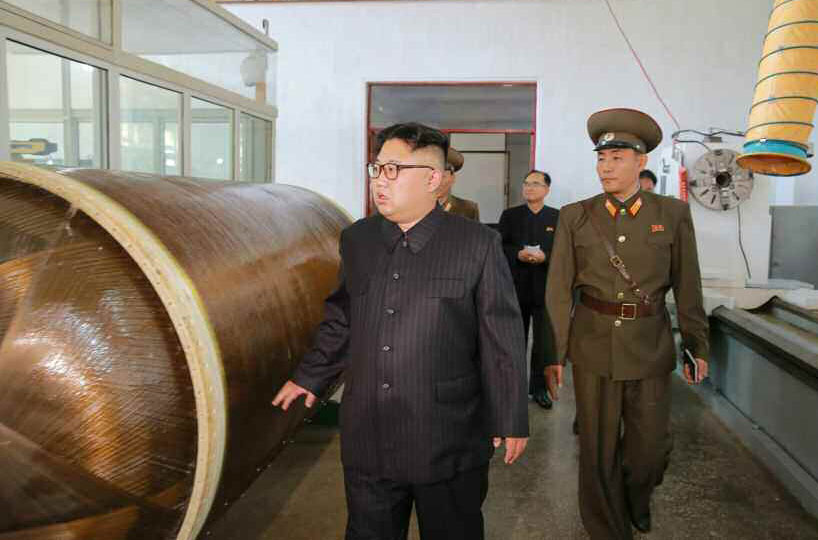 김정은 북한 국무위원장이 대륙간탄도미사일(ICBM)급 미사일 소재를 개발·생산하는 국방과학원 화학재료연구소를 시찰하는 모습. 연합뉴스
