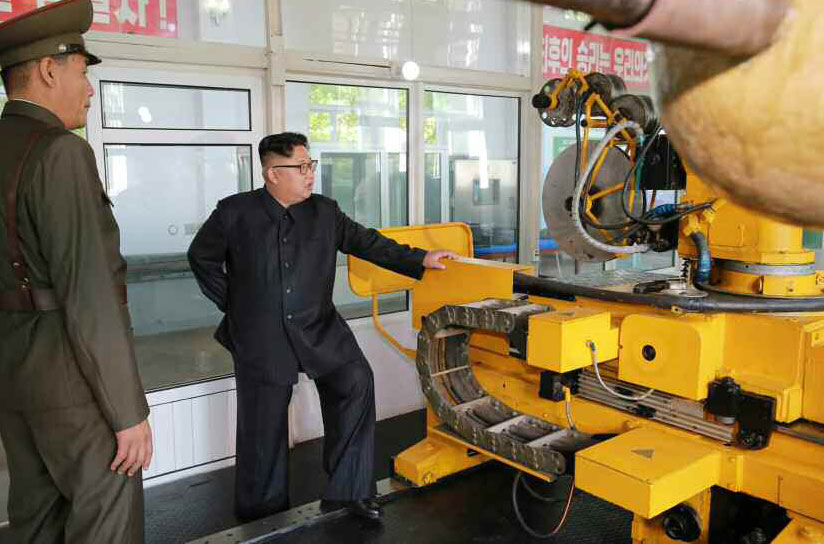 김정은 노동당 위원장이 대륙간탄도미사일(ICBM)급 미사일 소재를 개발·생산하는 국방과학원 화학재료연구소를 시찰했다고 노동당 기관지 노동신문이 23일 보도했다. 연합뉴스