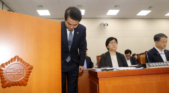 사과하는 류영진 식약처장