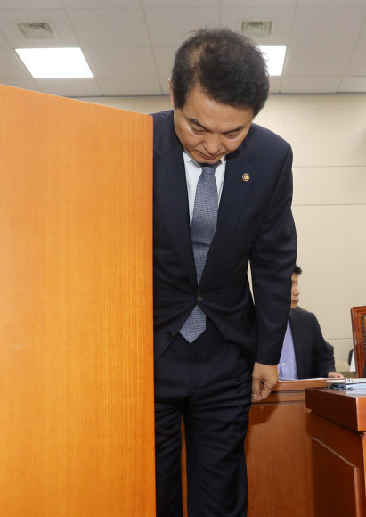 사과하는 류영진 식약처장