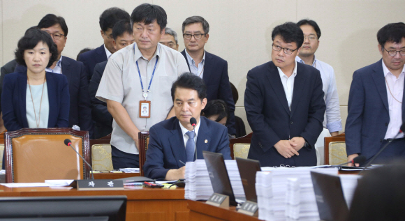 류영진 식품의약품안전처장과 간부들이 23일 국회 보건복지위원회 전체회의에서 정의당 윤소하 의원으로부터 살충제 계란 파동 관련 질타받고 있다. 2017.08.23 이종원 선임기자 jongwon@seoul.co.kr