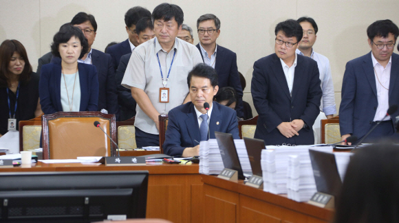 류영진 식품의약품안전처장과 간부들이 23일 국회 보건복지위원회 전체회의에서 정의당 윤소하 의원으로부터 살충제 계란 파동 관련 질타받고 있다. 2017.08.23 이종원 선임기자 jongwon@seoul.co.kr