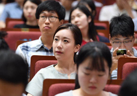 23일 오후 서울 동작구 숭실대학교에서 열린 2017년 하반기 인크루트 채용설명회에 참가한 학생들이 설명회를 경청하고 있다. 2017.8.23 도준석 기자 pado@seoul.co.kr