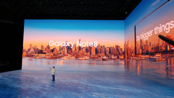 23일(현지시간) 미국 뉴욕 맨해튼의 아모리(Armory)에서 열린 삼성전자 새 전략 스마트폰 갤럭시노트8의 언팩(공개?Unpack) 행사. 고동진 삼성전자 무선사업부장(사장)이 갤럭시노트8을 소개하고 있다.  연합뉴스