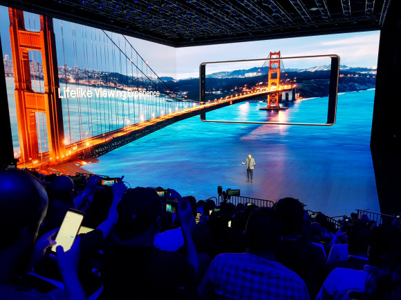 삼성전자가 현지시간 23일 미국 뉴욕 파크 애비뉴 아모리(Park Avenue Armory)에서 글로벌 미디어와 파트너 등 1,500여명이 참석한 가운데 ’삼성 갤럭시 언팩 2017’을 열고 갤럭시 노트 시리즈의 최신작 ’갤럭시 노트8’을 공개했다.   삼성전자 제공=연합뉴스