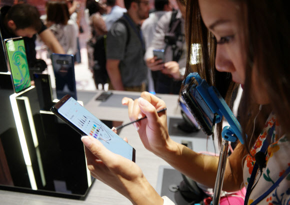 삼성전자가 현지시간 23일 미국 뉴욕 파크 애비뉴 아모리(Park Avenue Armory)에서 글로벌 미디어와 파트너 등 1,500여명이 참석한 가운데 ’삼성 갤럭시 언팩 2017’을 열고 갤럭시 노트 시리즈의 최신작 ’갤럭시 노트8’을 공개했다. 행사 참석자들이 노트8을 체험하고 있다.  삼성전자 제공=연합뉴스